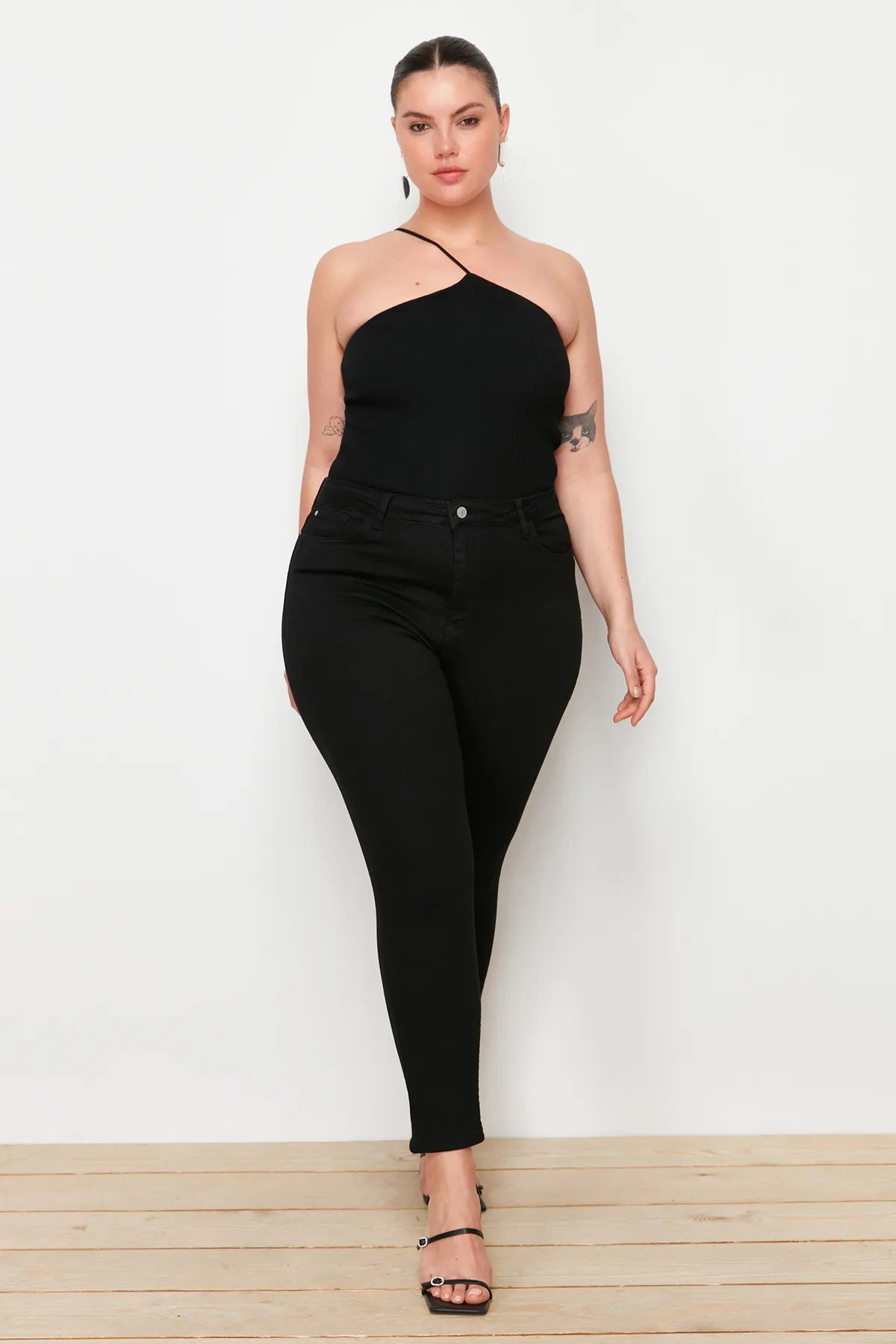 Trendyol Curve  Schwarze Skinny Jeans mit hoher Taille TBBAW23CJ00012