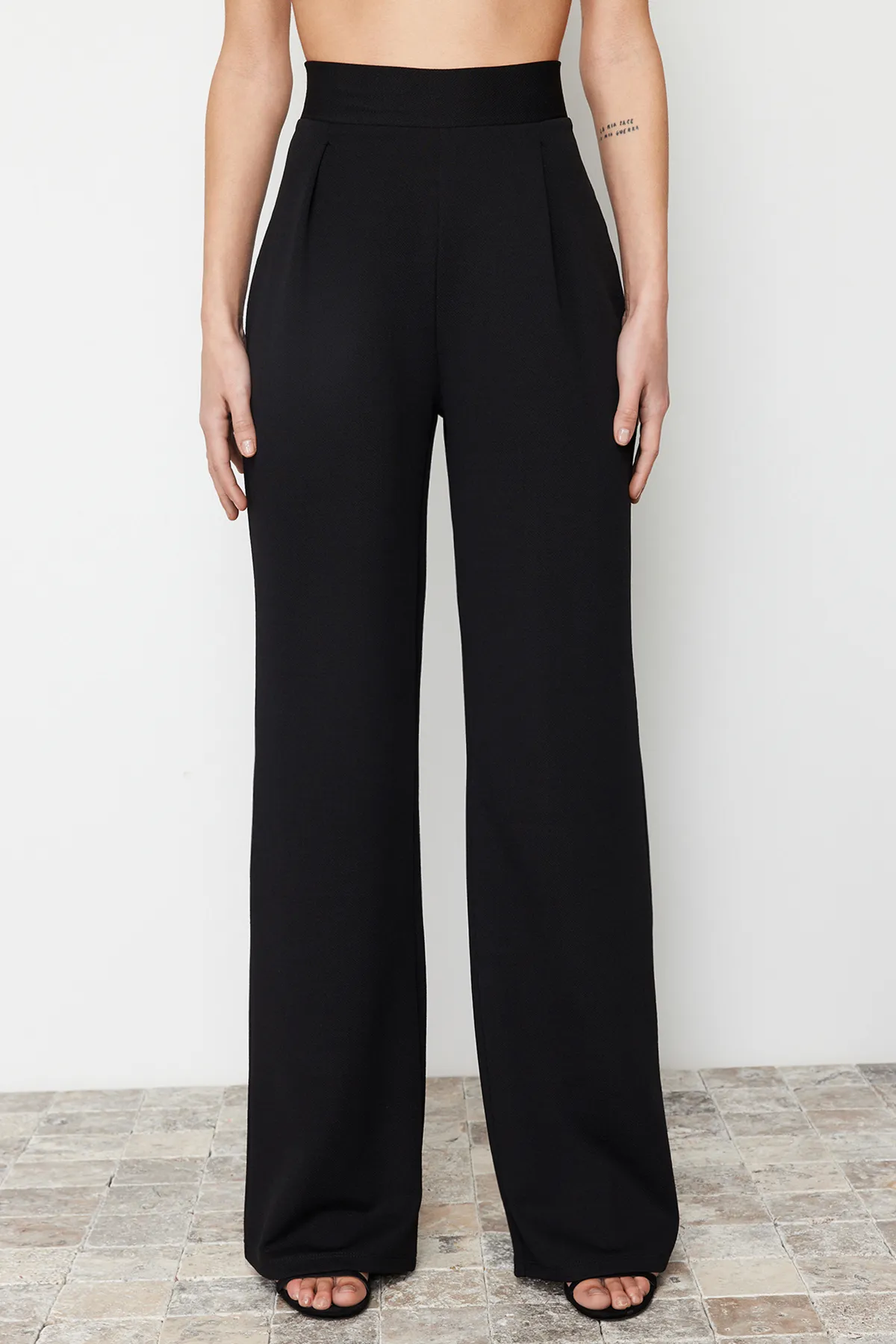 Trendyol Collection  Schwarze, plissierte Hose mit weitem Bein und entspanntem Schnitt TWOSS24PL00038