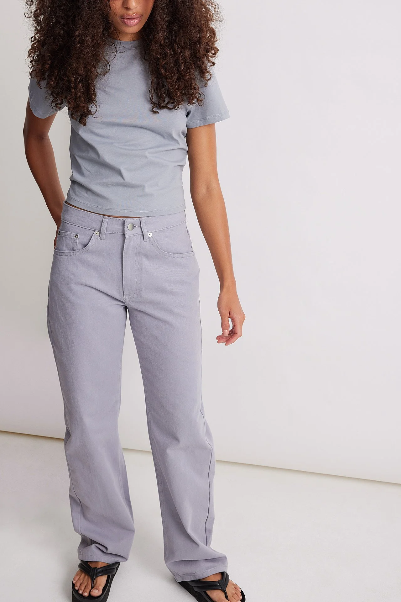 Niedrige Jeans mit weiten Beinen