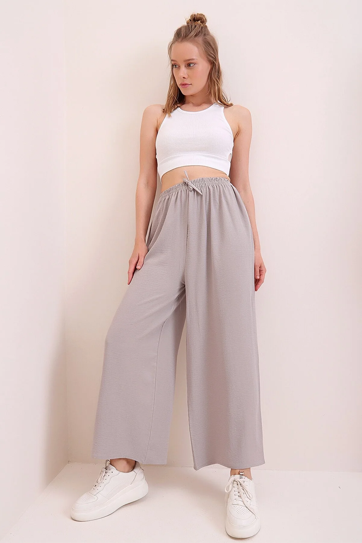 Trend Alaçatı Stili  Graue Aerobin-Hose mit elastischem Bund und entspanntem Schnitt für Damen