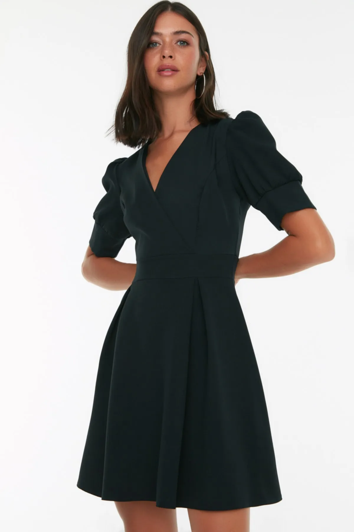 Trendyol Collection  Schwarzes Minikleid mit Taillenöffnung, gefüttert, zweireihig, plissiert, gewebtes Kleid mit Kragen TWOSS20EL1639