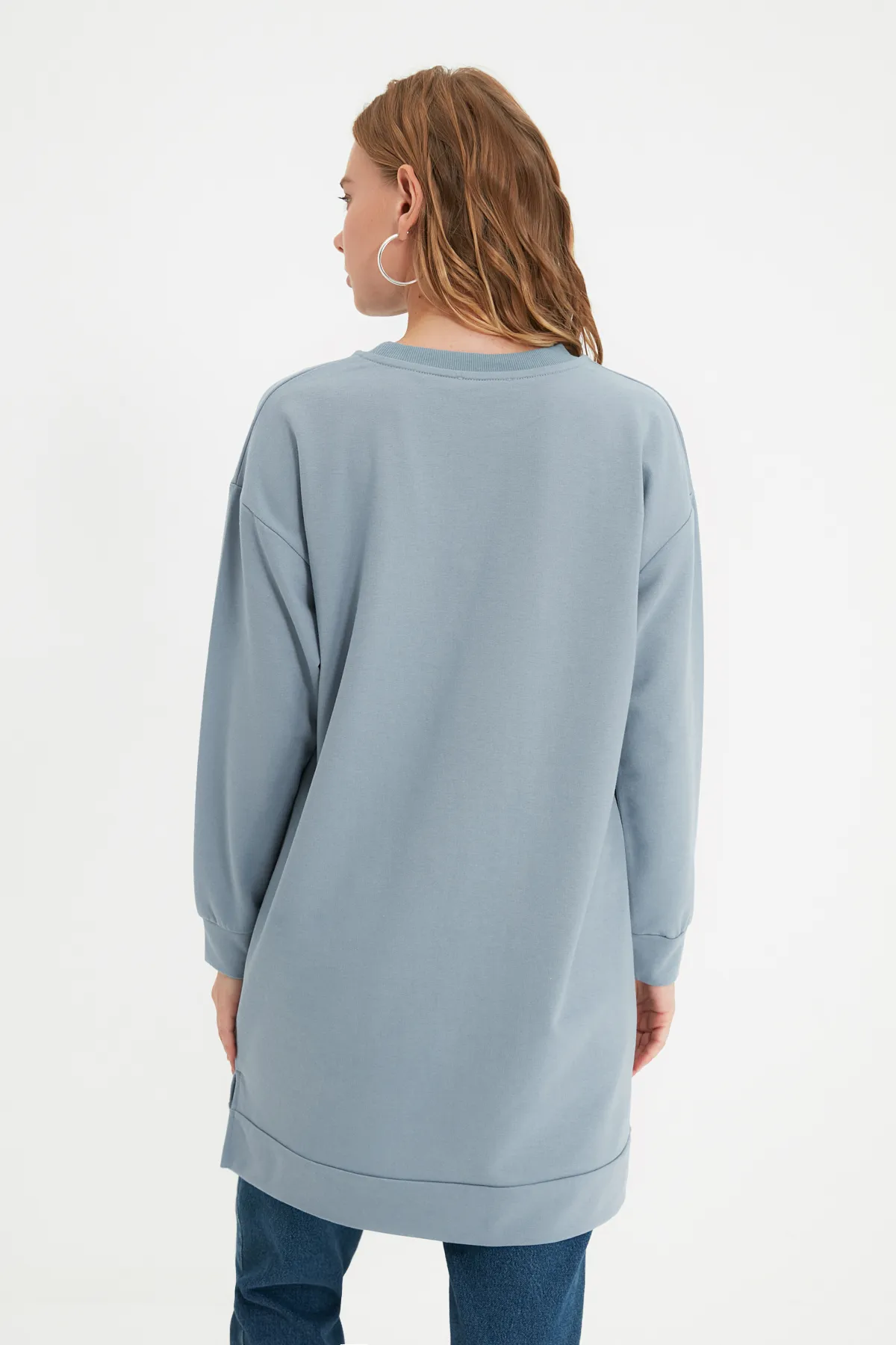 Trendyol Modest  Graues Basic-Strick-Sweatshirt mit Rundhalsausschnitt und Schlitz und detailliertem Ausschnitt TCTAW22TW0138