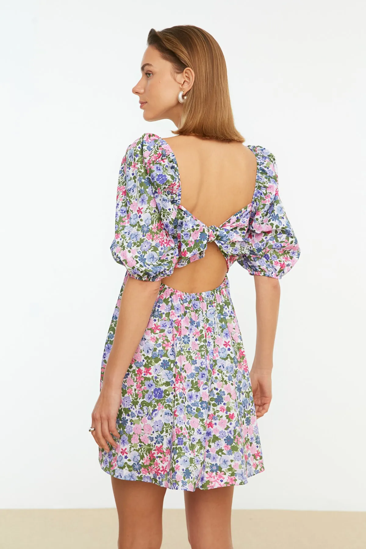 Trendyol Collection  Mehrfarbiges, geblümtes Mini-Webkleid mit Taillenöffnung am Rücken TWOSS22EL1107
