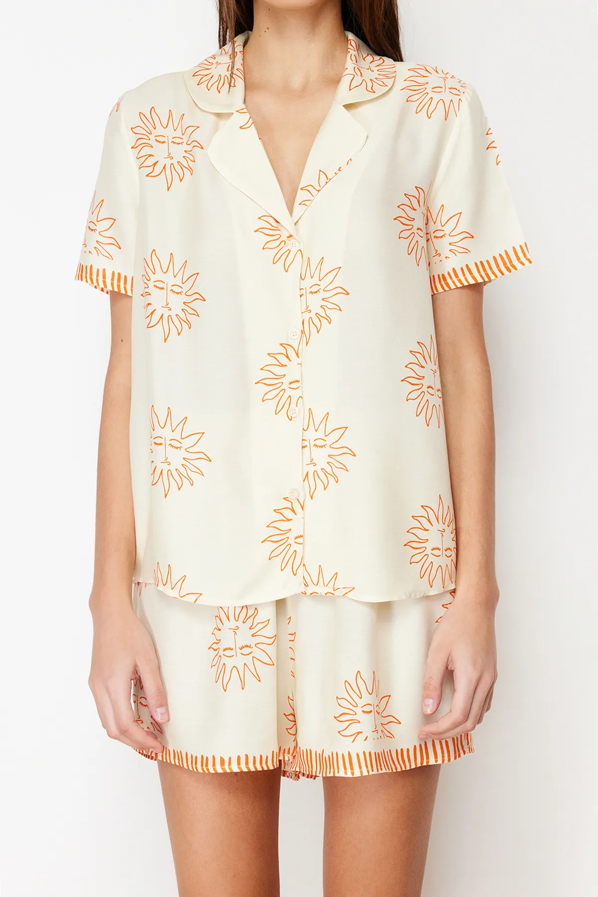 Trendyol Collection  Pyjama-Set aus gewebter Viskose mit Ecru-Orange-Galaxy-Muster THMSS24PT00009