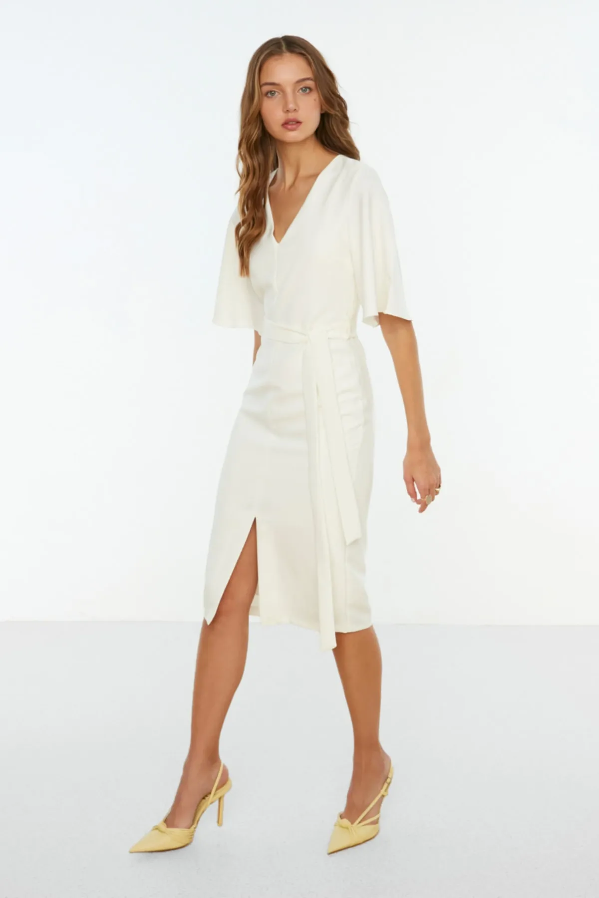 Trendyol Collection  Ecrufarbenes, gewebtes Kleid mit Gürtel TOFAW19BB0167