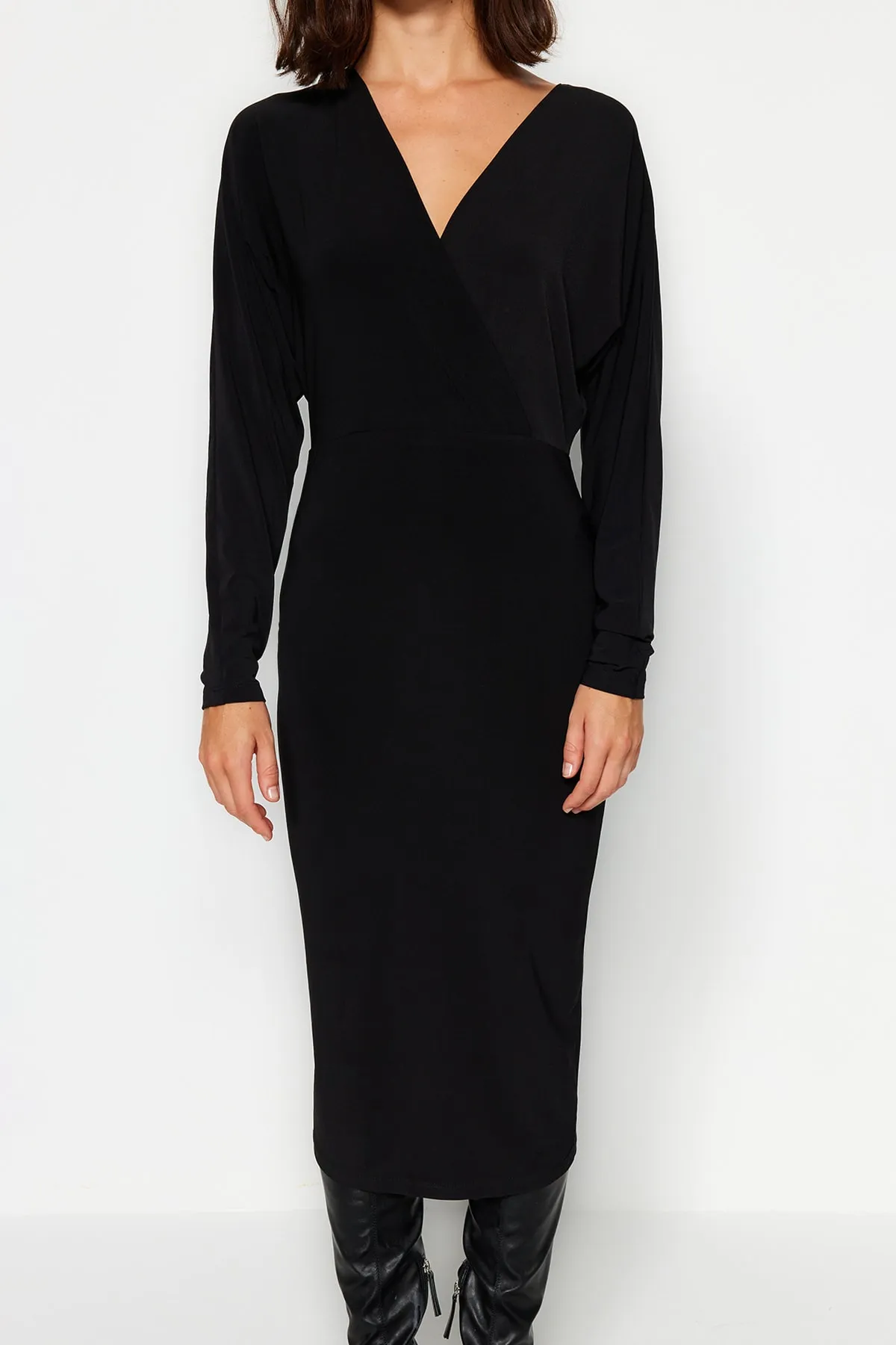 Trendyol Collection  Schwarzes, eng anliegendes, flexibles Midi-Strickkleid mit Fledermausärmeln TWOAW24EL00198