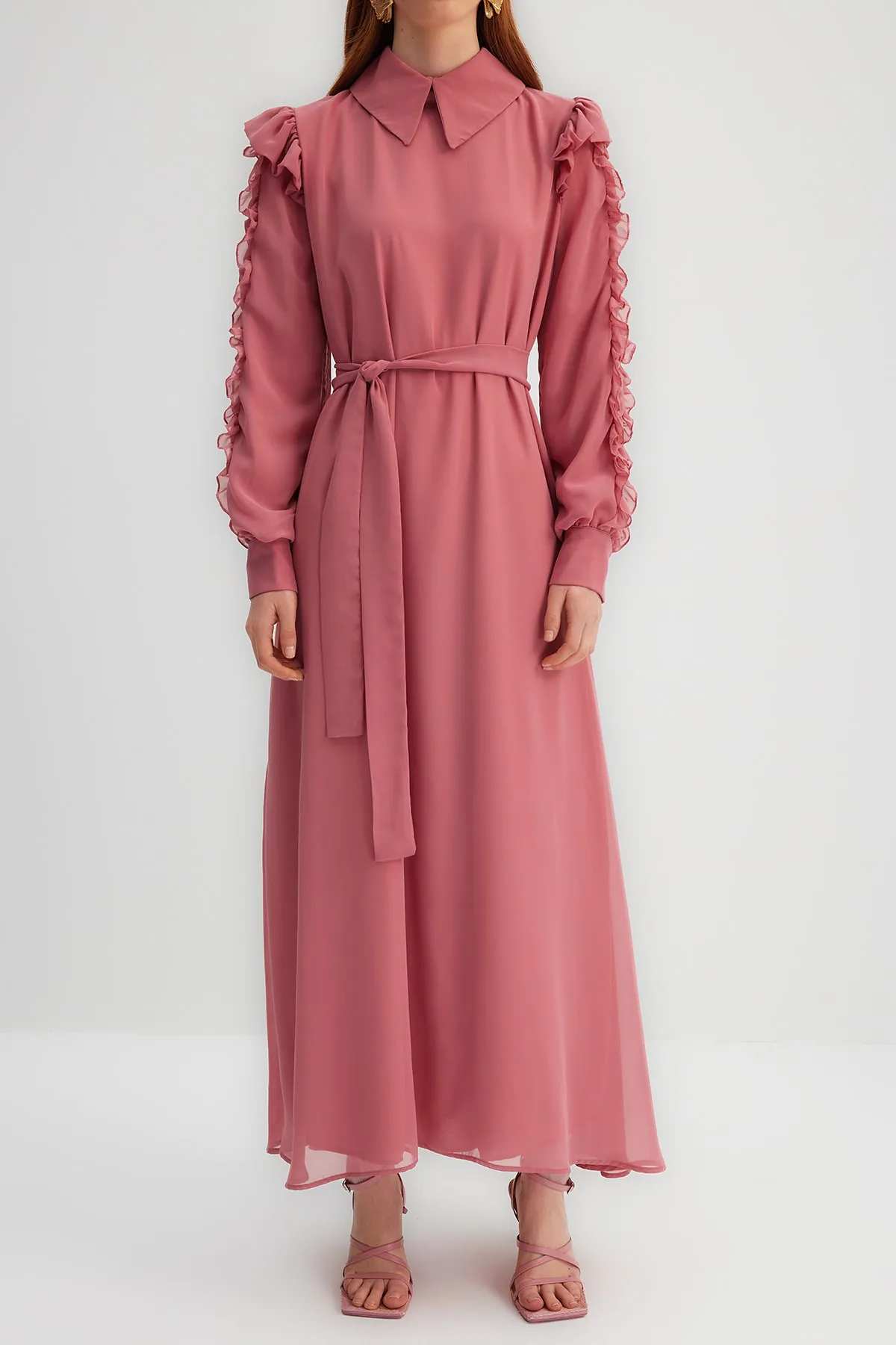 Trendyol Modest  X Kevser Sarıoglu Abendkleid aus Chiffon mit Rüschen und Kragen aus getrockneten Rosen TCLSS23DB00000