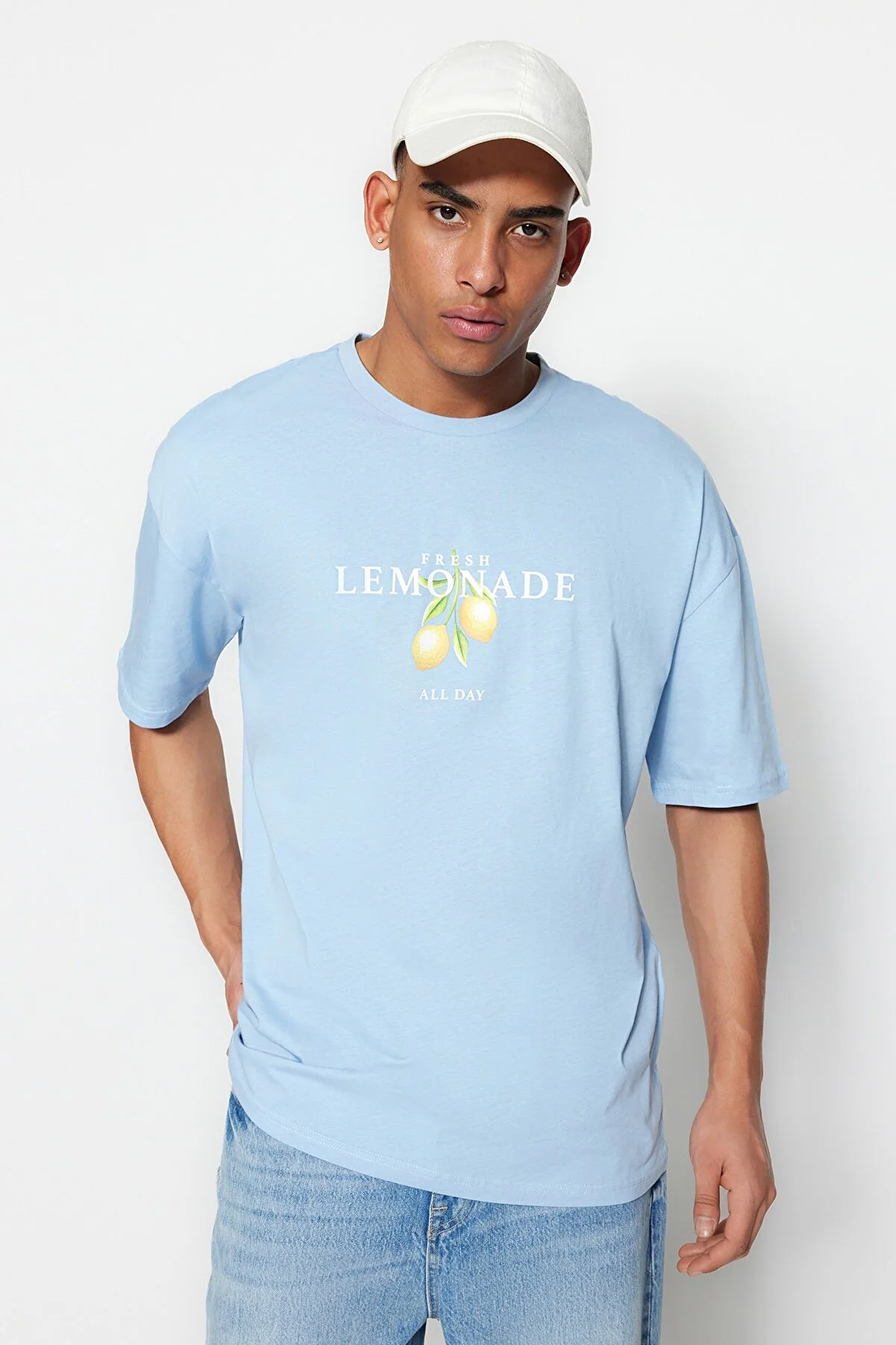 Trendyol Collection  Hellblaues Unisex-T-Shirt in Übergröße/Weitschnitt mit Rundhalsausschnitt und kurzen Ärmeln, bedruckt TMNSS23TS00089