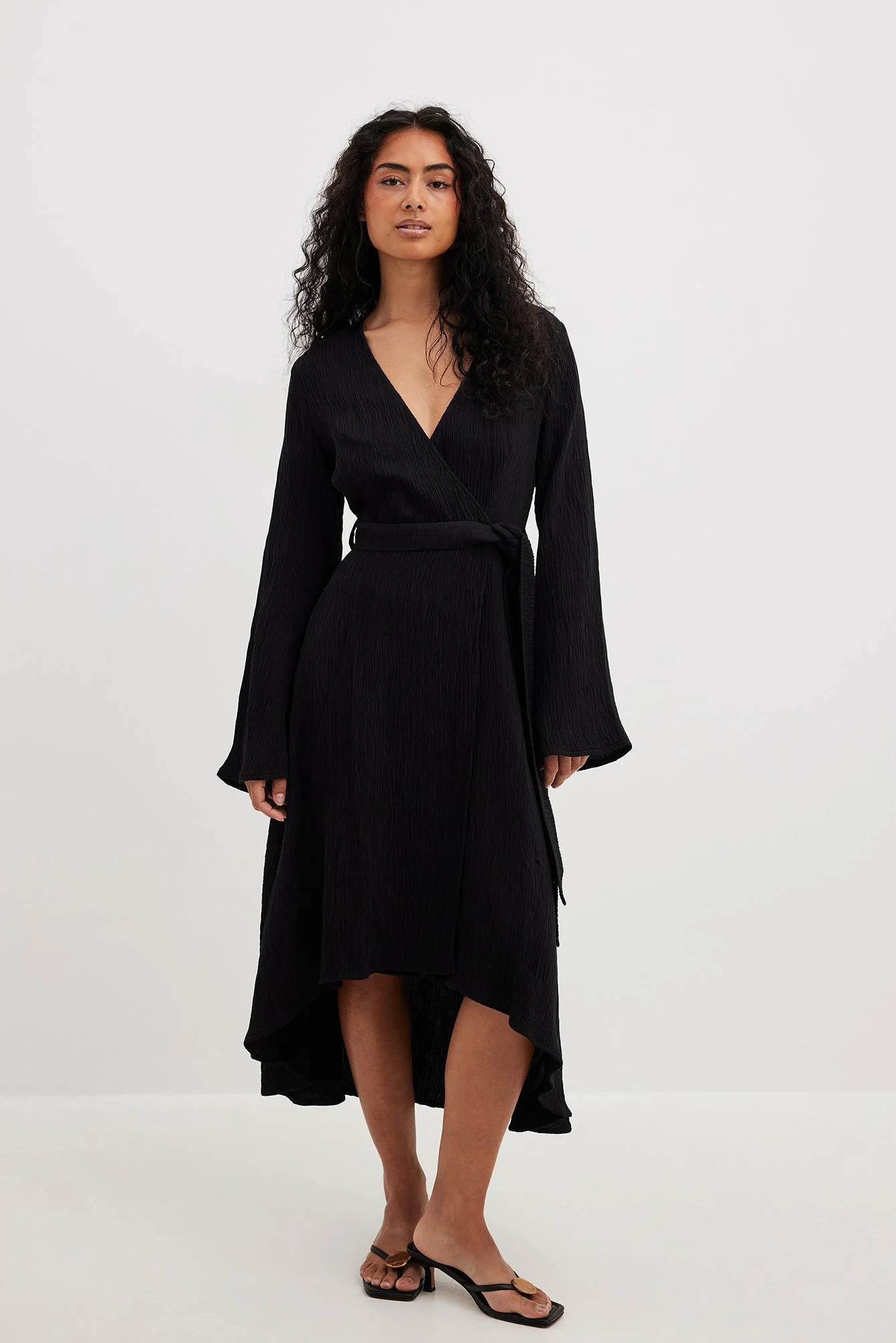 Strukturiertes Kleid mit verlängertem Rücken und gebundener Taille