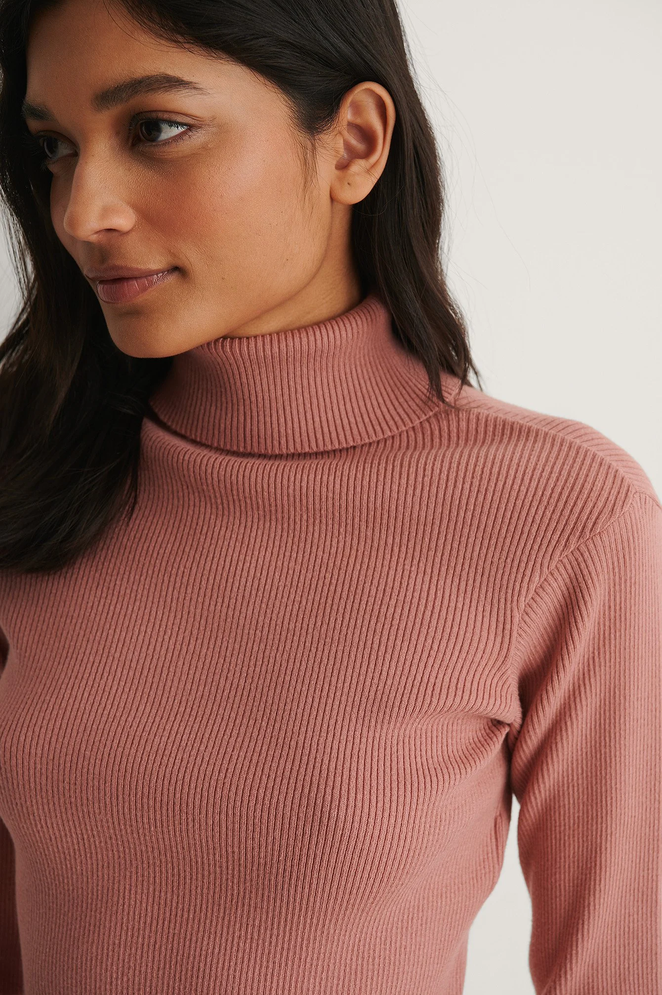 Geripptes Stricktop Mit Hohem Kragen