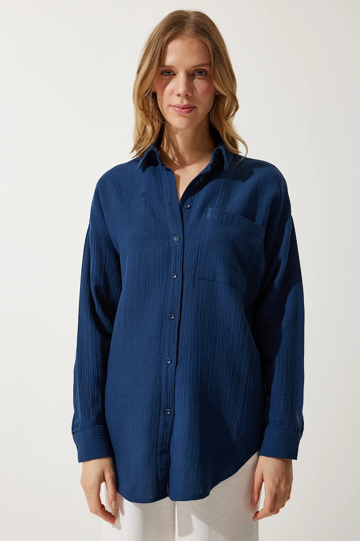 Happiness İstanbul  Marineblaues Oversize-Musselinhemd für Damen mit Taschen MX00150