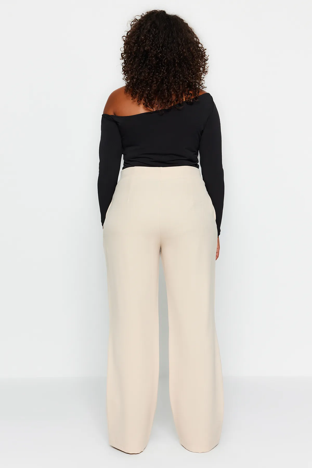 Trendyol Curve  Cremefarbene gewebte Hose mit Taschendetail TBBAW24AR00015