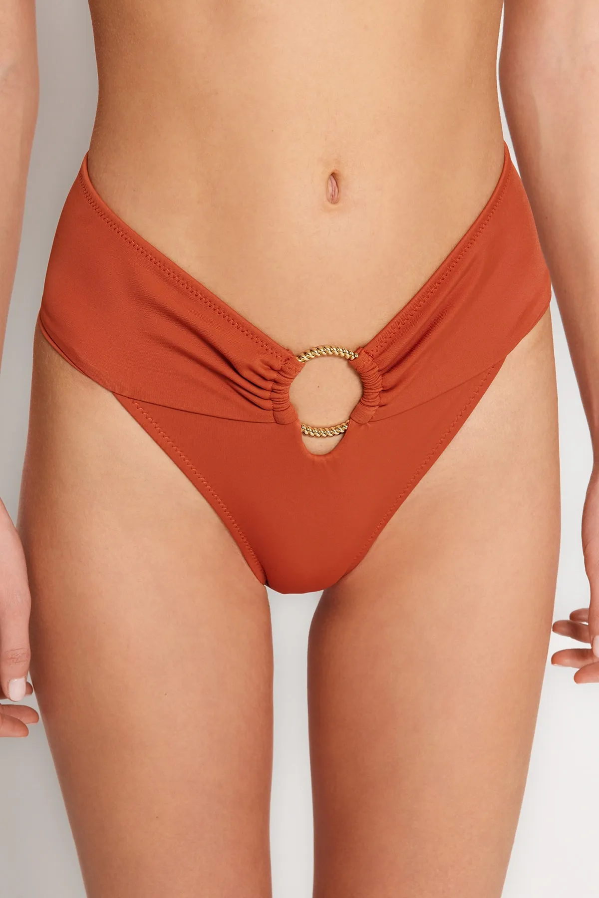 Trendyol Collection  Normale Bikinihose mit hoher Taille und hohem Beinausschnitt und Fliesen-Accessoire TBESS22BA00001