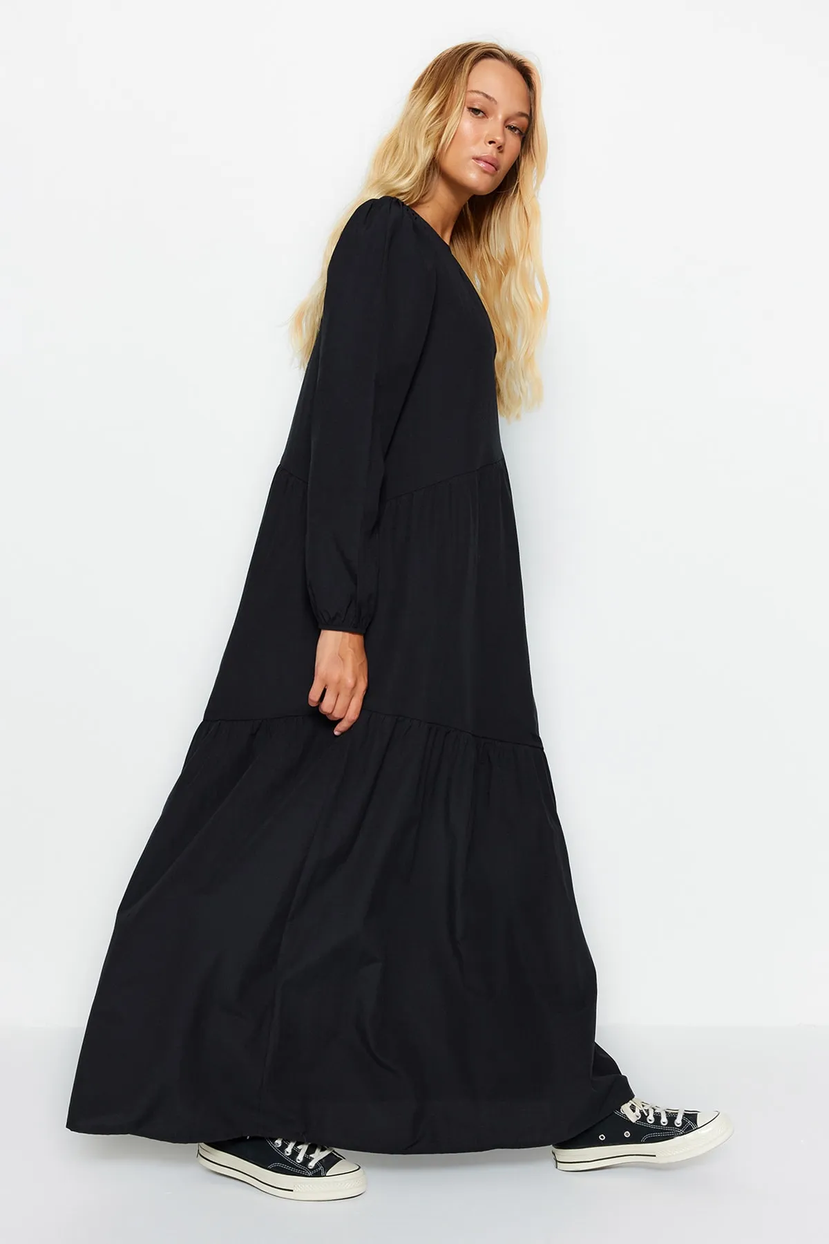 Trendyol Modest  Schwarzes, gewebtes Baumwollkleid mit weiter Passform und Raffung TCTSS21EL3470
