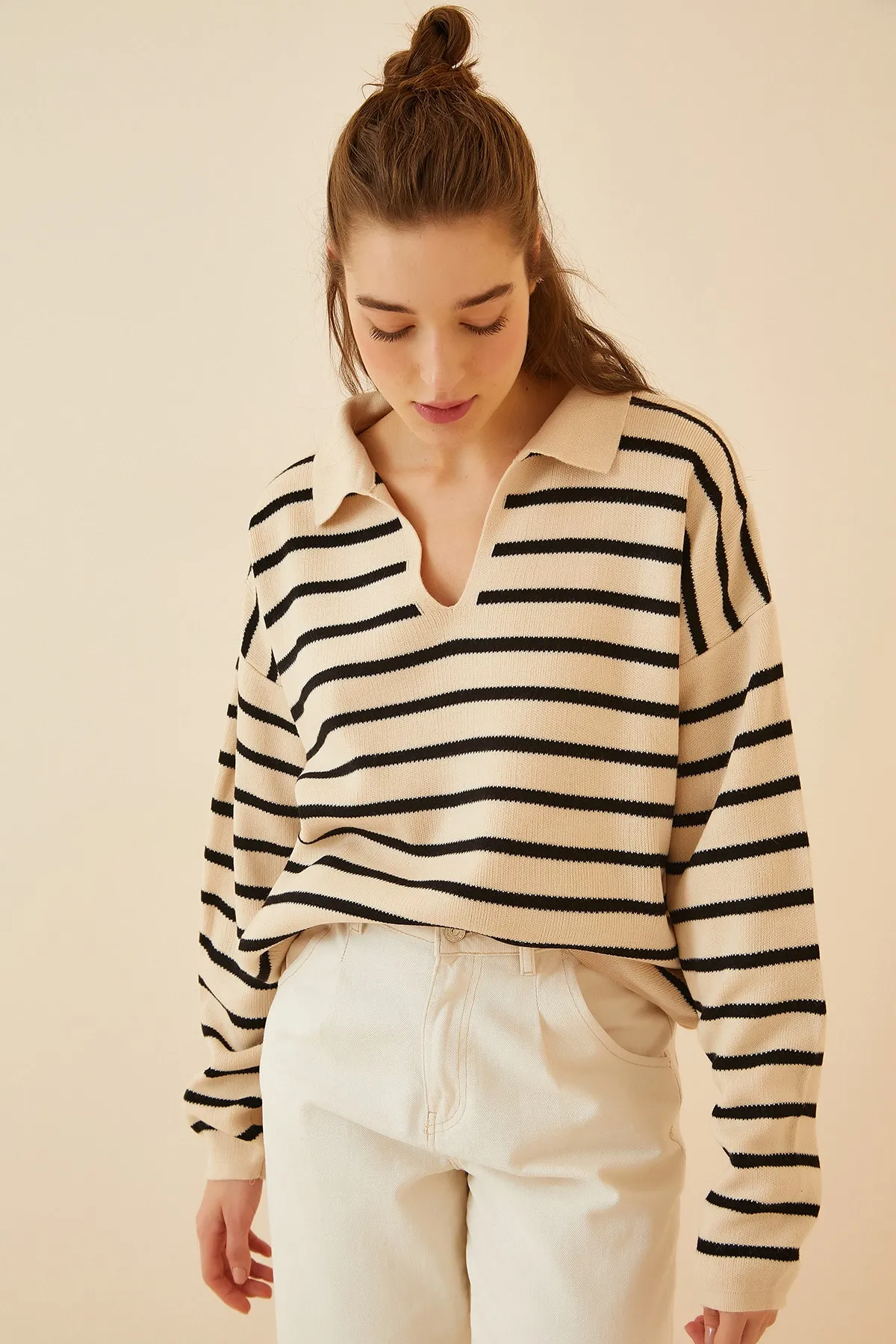 Happiness İstanbul  Kurzes Strick-Sweatshirt mit Polokragen für Damen in Dunkelcreme US00293
