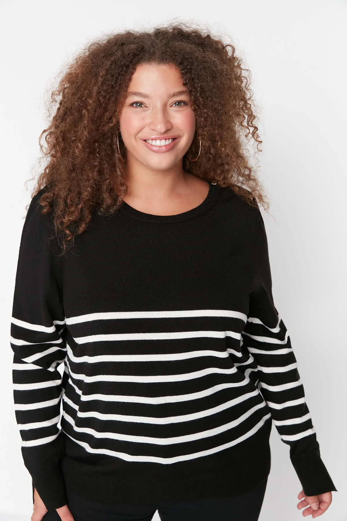 Trendyol Curve  Schwarz gestreifter Strickpullover mit Rundhalsausschnitt TBBAW23AN00119