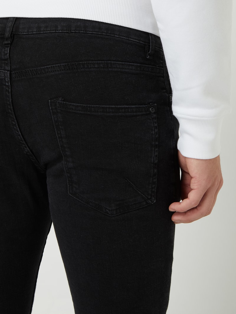 Jeans mit Label-Patch in schwarz
