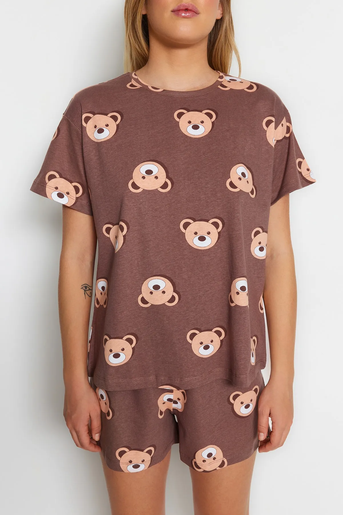 Trendyol Collection  Braunes, gestricktes Pyjama-Set mit T-Shirt und Shorts aus 100 % Baumwolle mit Teddybär-Muster THMSS23PT00005