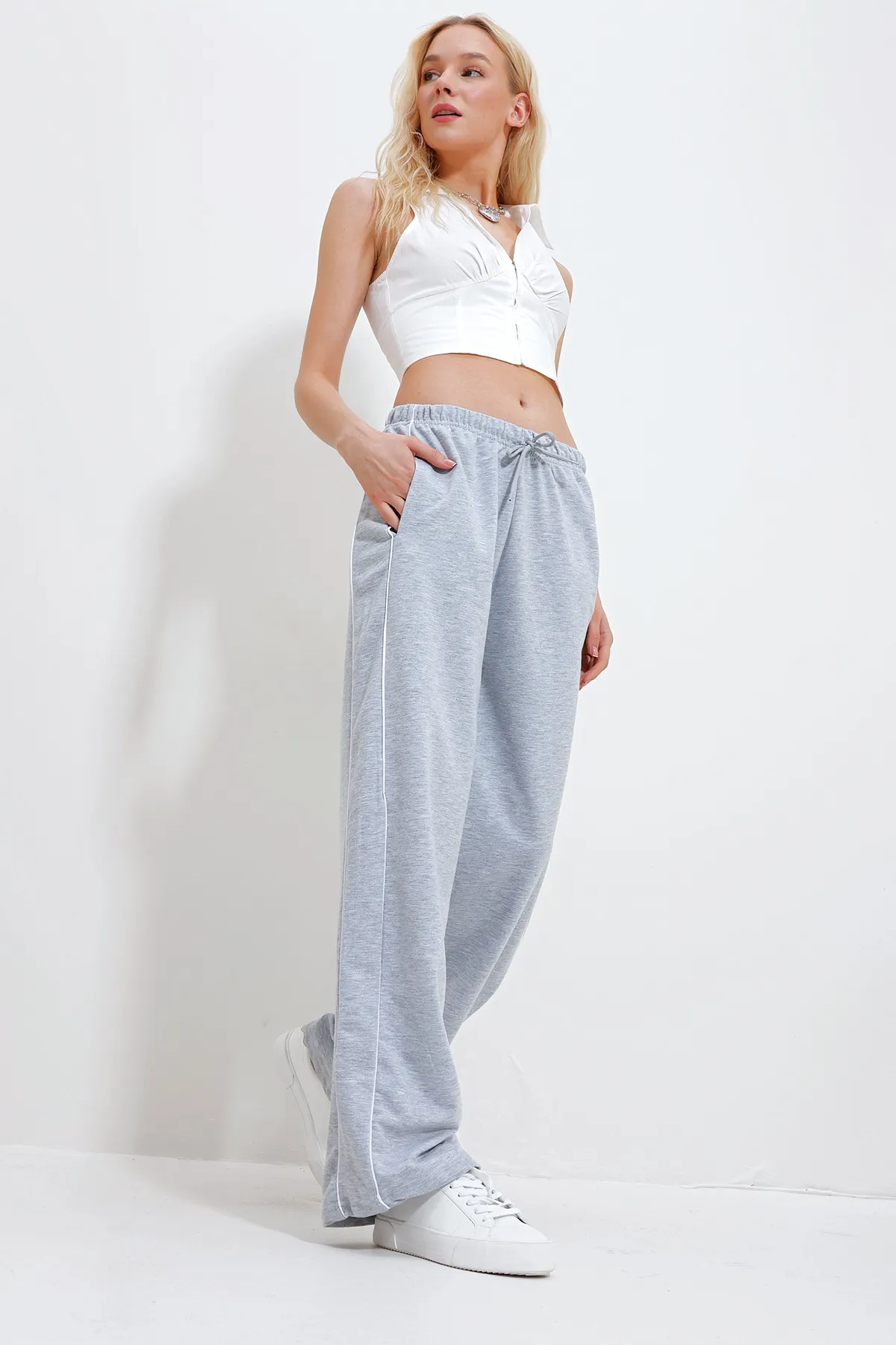 Trend Alaçatı Stili  Graue Damen-Jogginghose mit doppelten seitlichen Taschen, gerippt und weitem Bein ALC-X11984