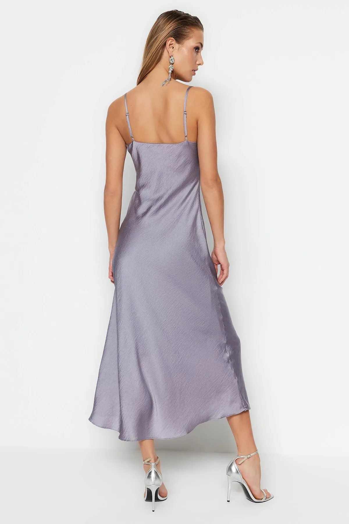 Trendyol Collection  Graues, gefüttertes Abendkleid aus gewebtem Satin TPRSS19BB0058