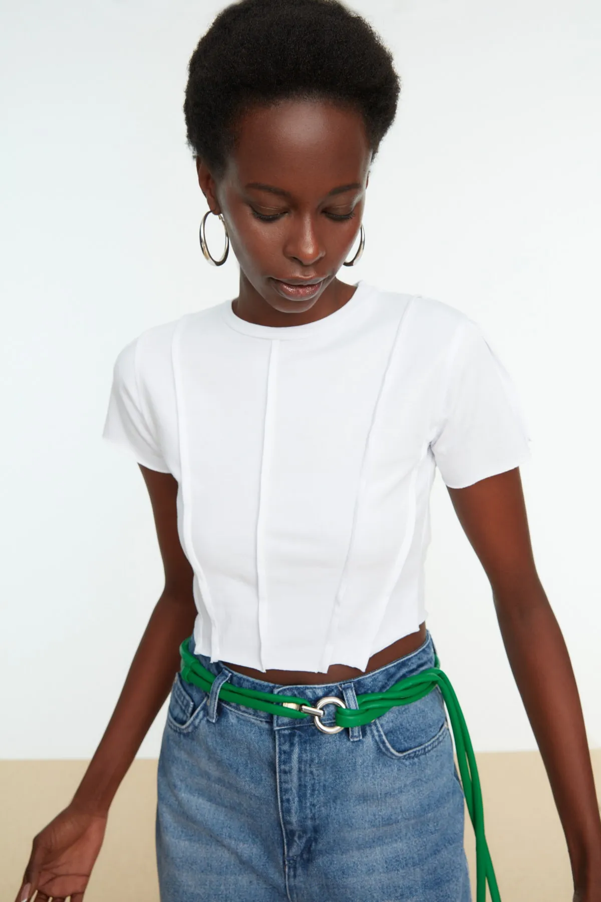 Trendyol Collection  Weiße Strickbluse aus 100 % gerippter Baumwolle mit Rundhalsausschnitt und detaillierter Passform TWOSS21BZ2050