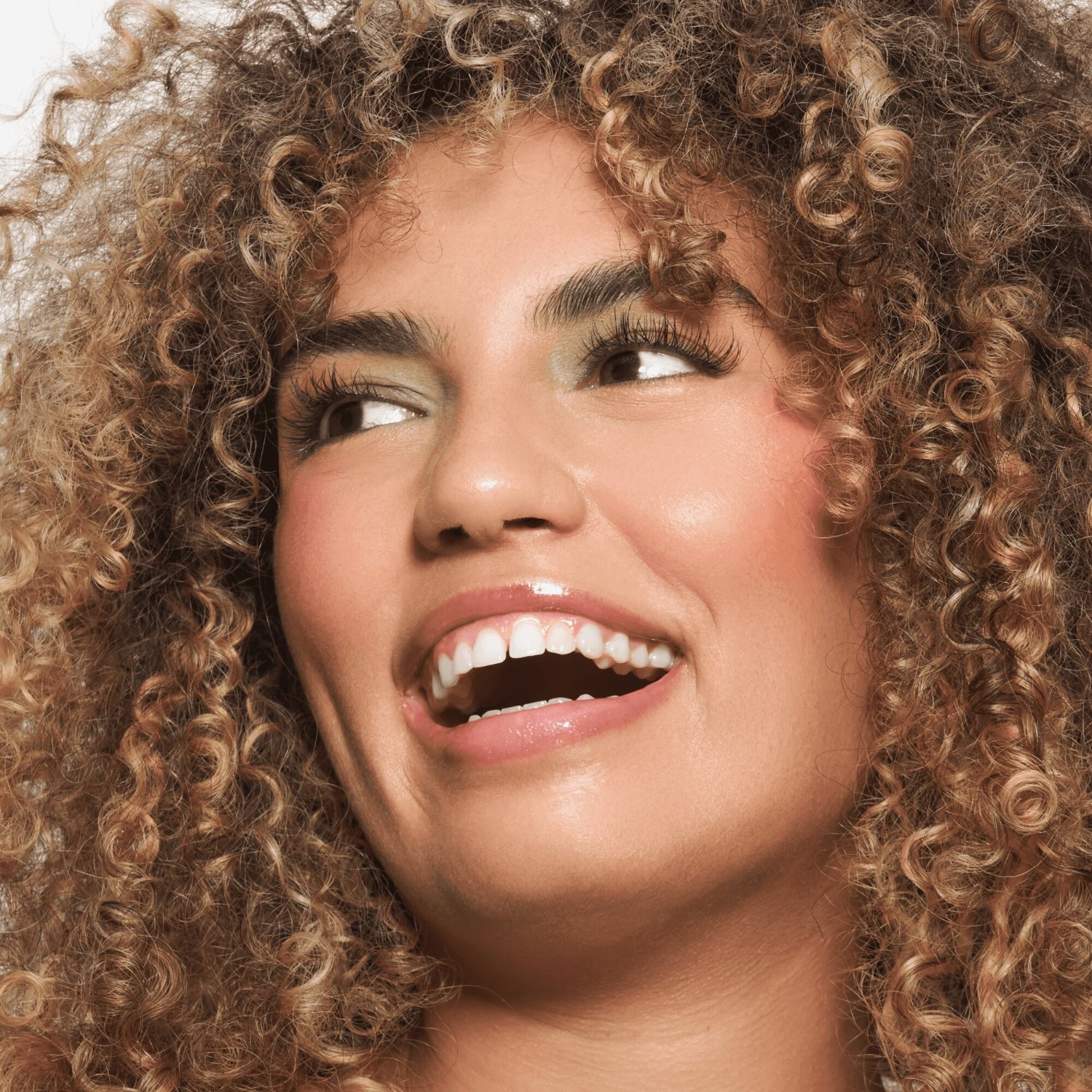 „Catrice Deep Matte“ skysti akių šešėliai