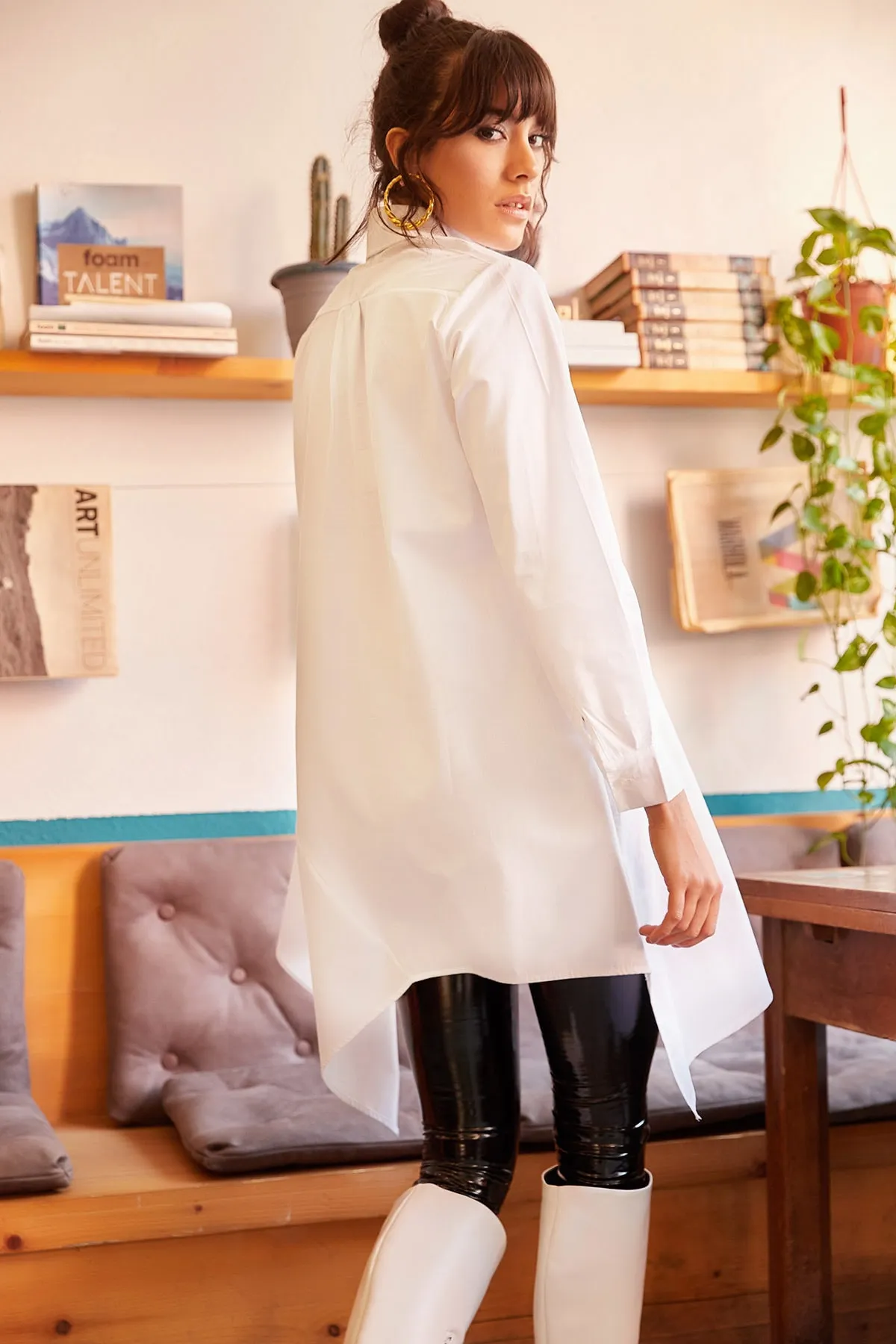 Olalook  Weiße asymmetrische Tunika mit Hemdkragen für Damen TNK-19000034