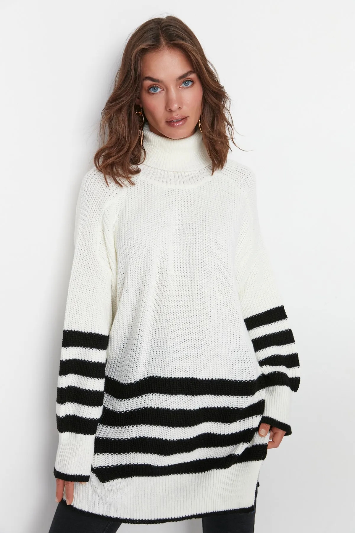 Trendyol Collection  Ecru gestreifter Oversize-Strickpullover TWOAW23KZ00005