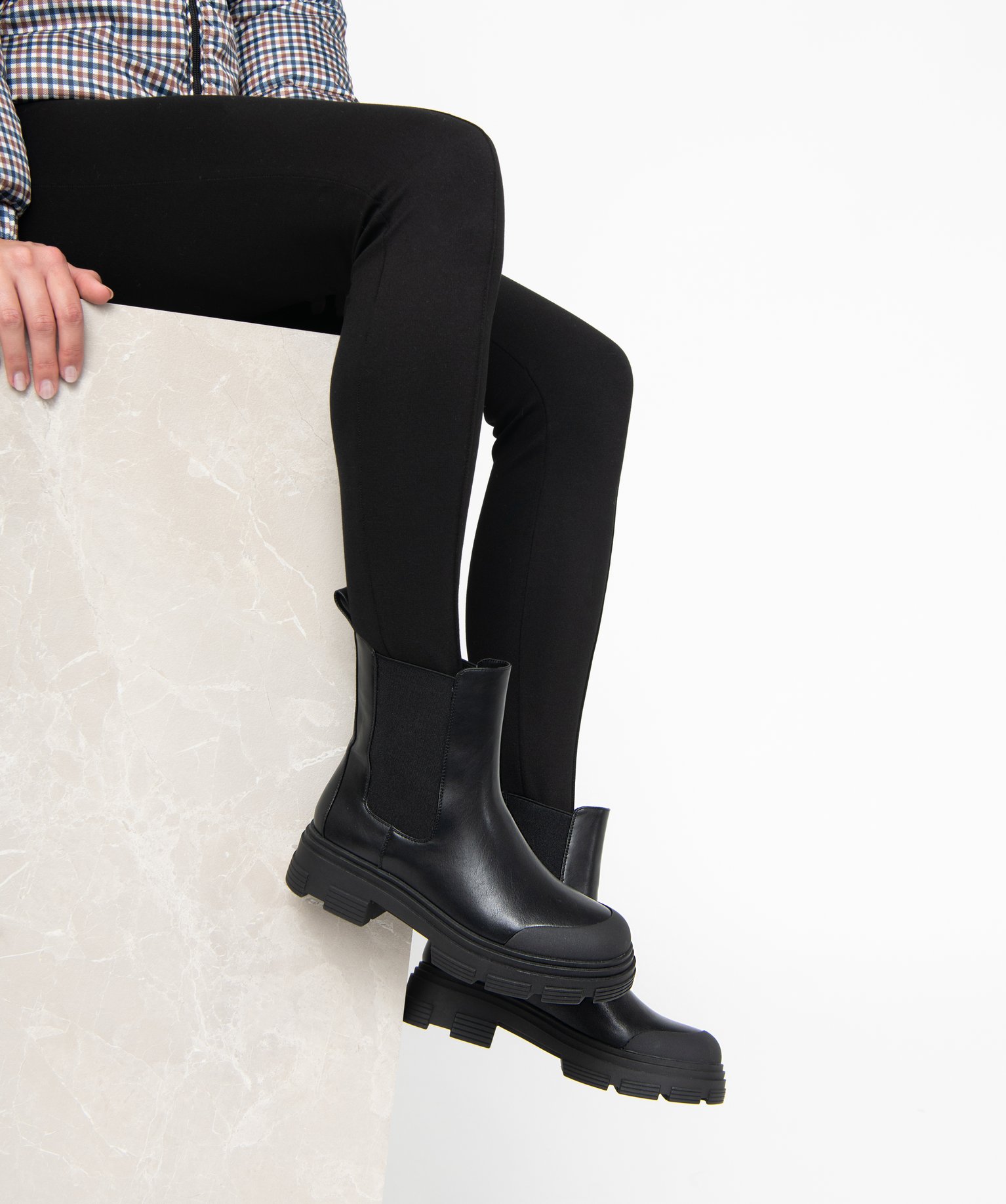 Boots femme unies style Chelsea à semelle crantée noir | GEMO