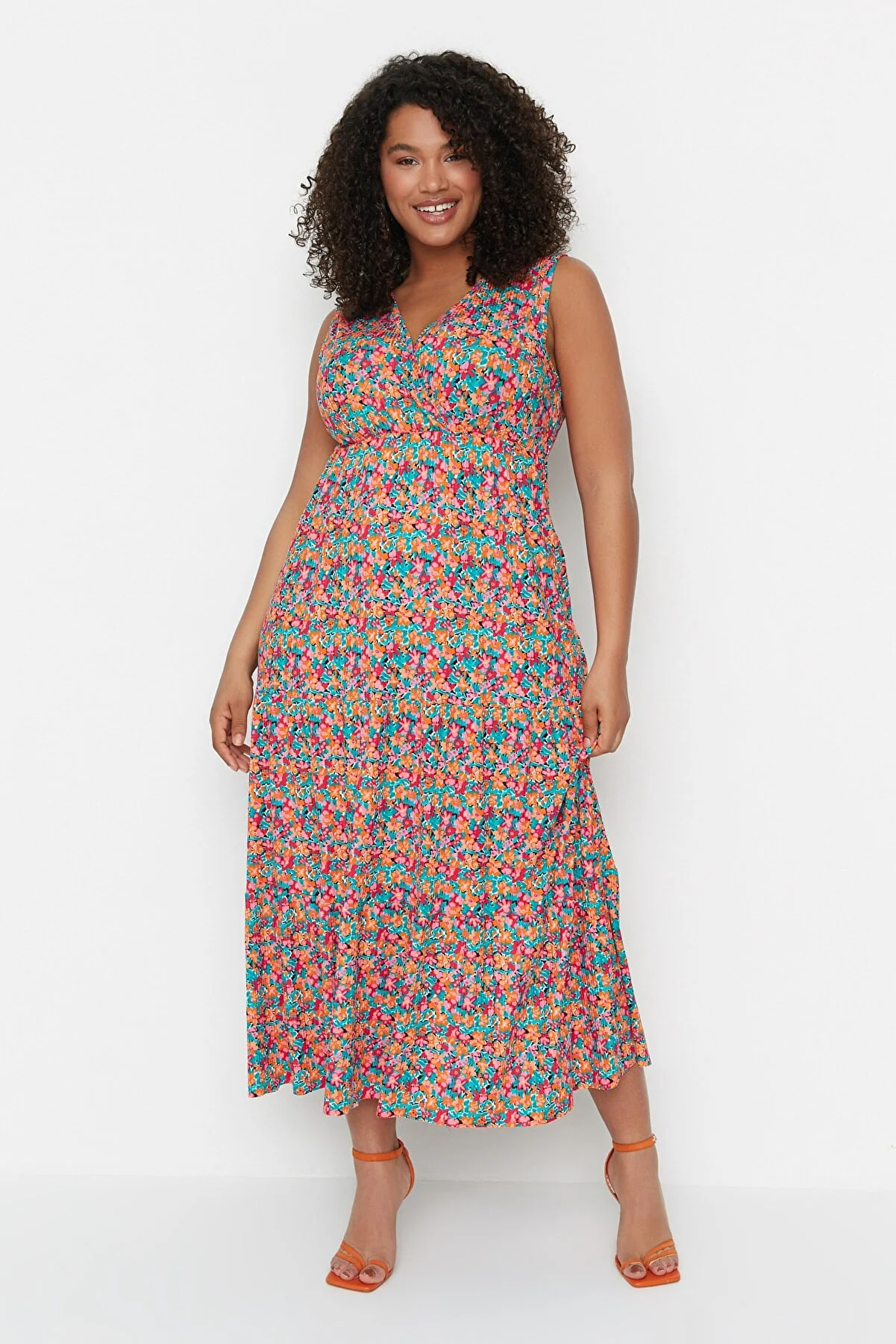 Trendyol Curve  Mehrfarbiges A-Linien-Strickkleid mit Blumenmuster TBBSS22AH00010