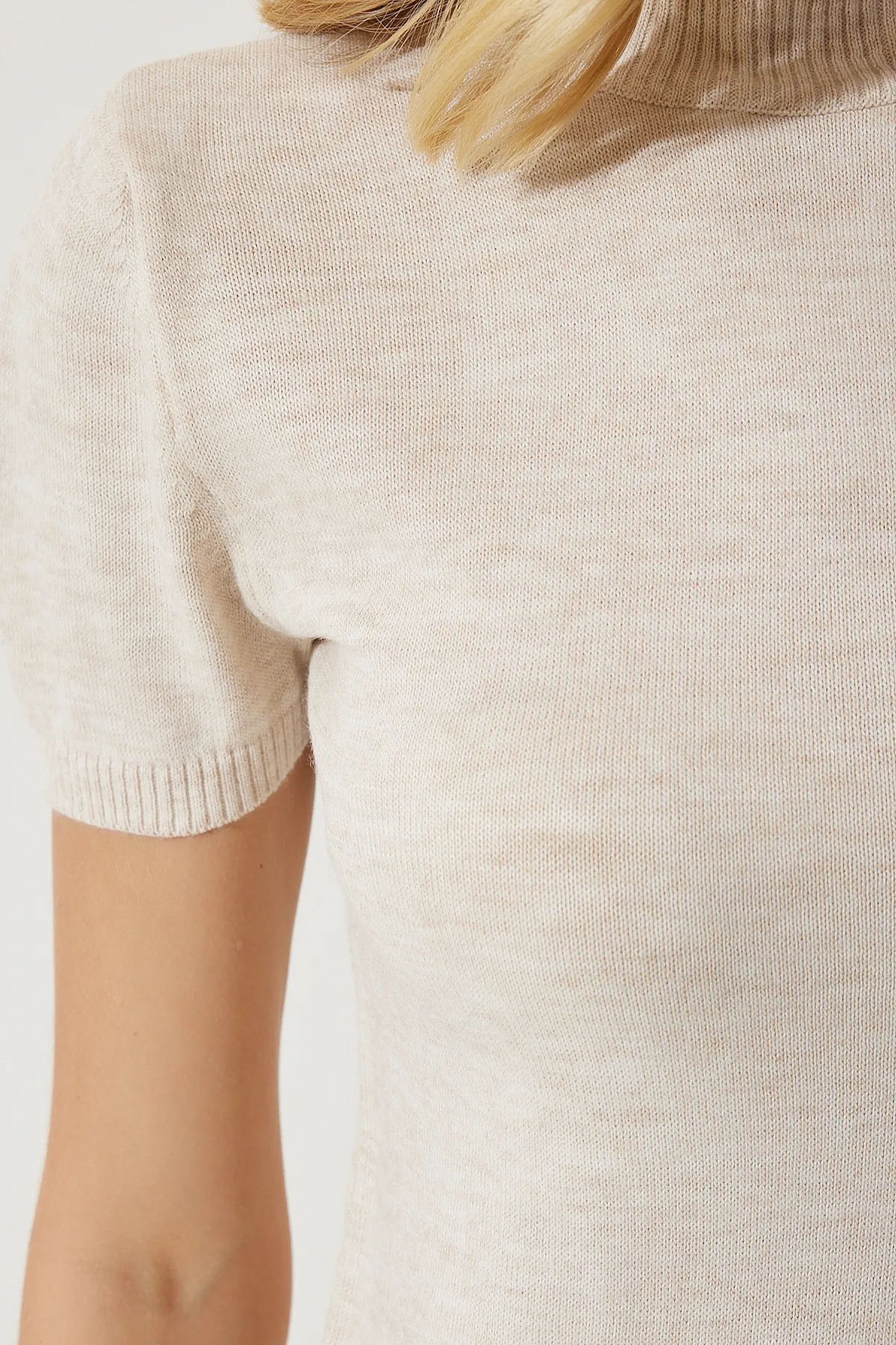Happiness İstanbul  Cremefarbenes Rollkragen-Sweatshirt mit kurzen Ärmeln für Damen DD01107