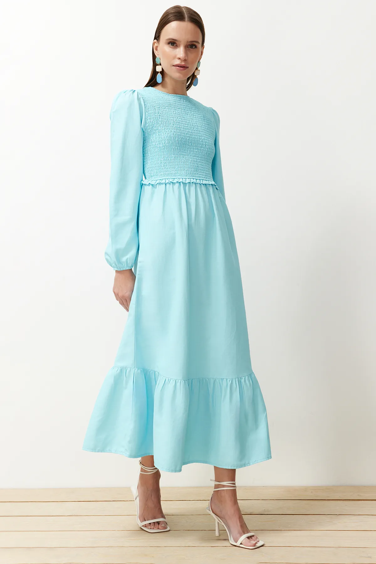 Trendyol Modest  Türkisfarbenes, gewebtes Kleid mit Rundhalsausschnitt und Gipe-Detail TCTAW22EB0109