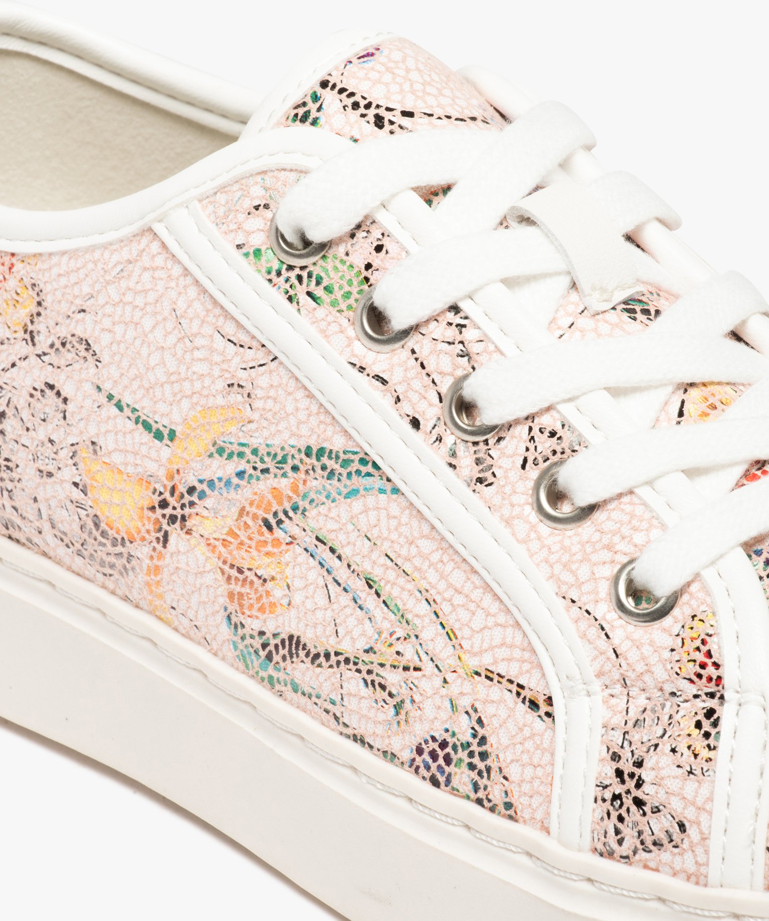 Baskets femme à motifs fleuri avec vernis effet craquelé rose | GEMO
