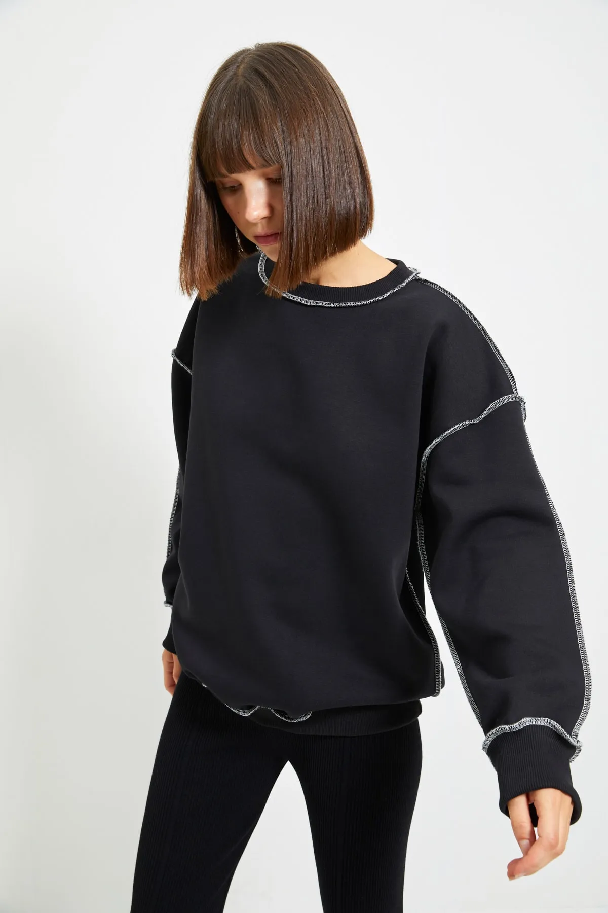 Trendyol Collection  Schwarzes Regular/Normal Fit Baumwoll-Sweatshirt mit dickem Fleece-Innenfutter TWOAW22SW0267