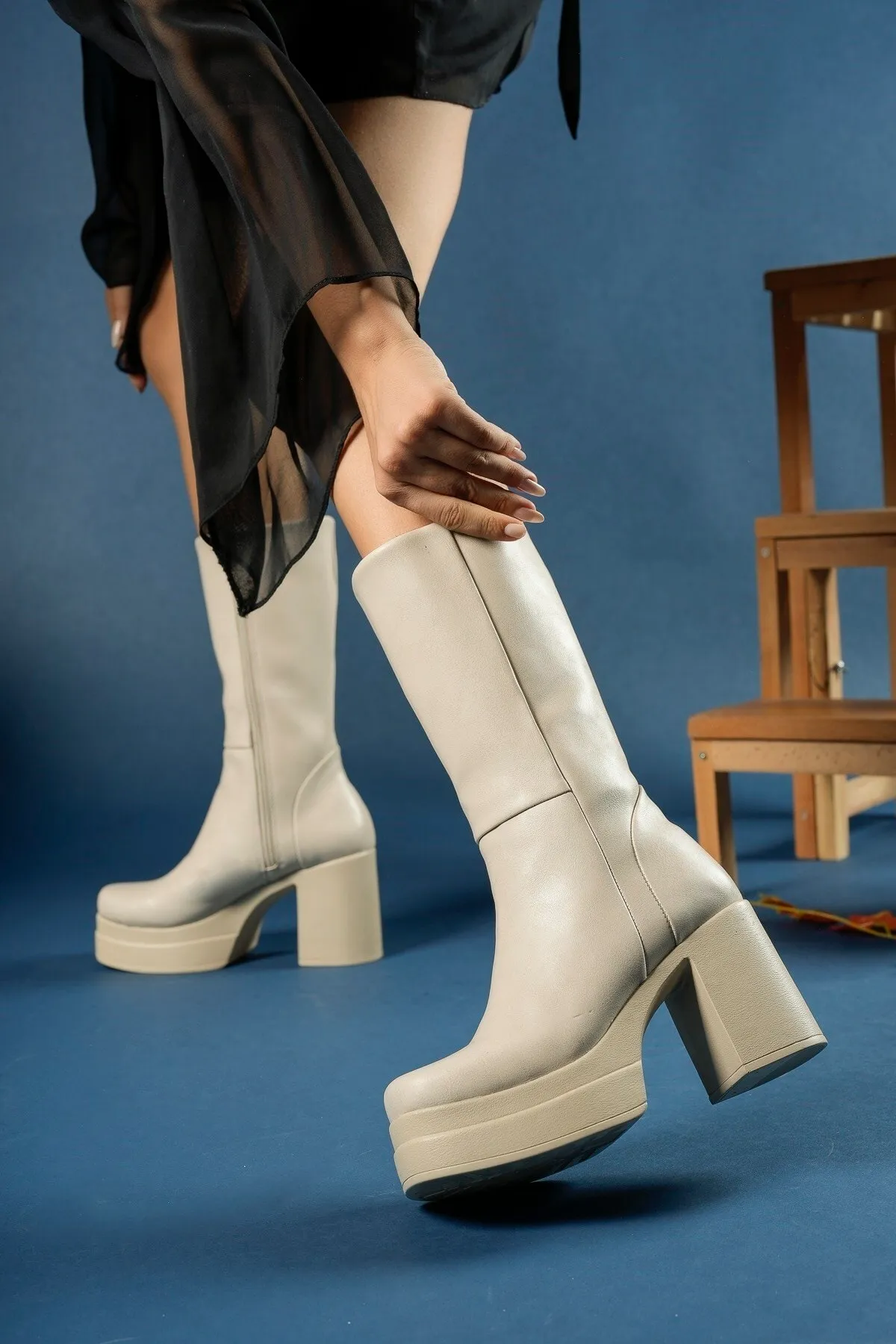 Riccon  Beigefarbene Damenstiefel mit hohen Absätzen 0012690