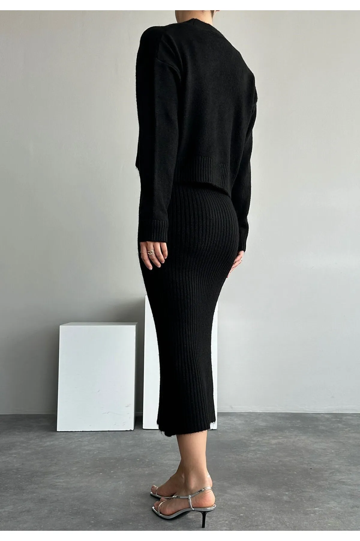 Laluvia  Schwarzes Cord-Kleid-Cardigan-Strickwaren-Set