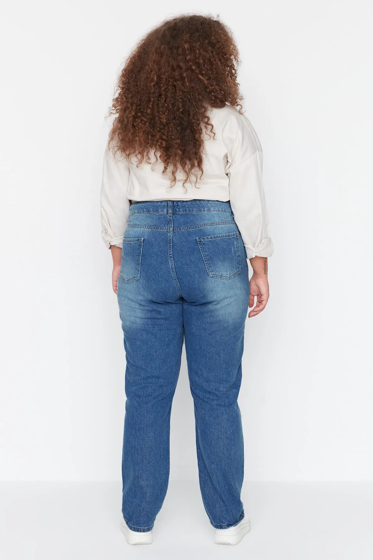 Trendyol Curve  Hellblaue Bootcut-Jeans mit hoher Taille TBBAW23CJ00011
