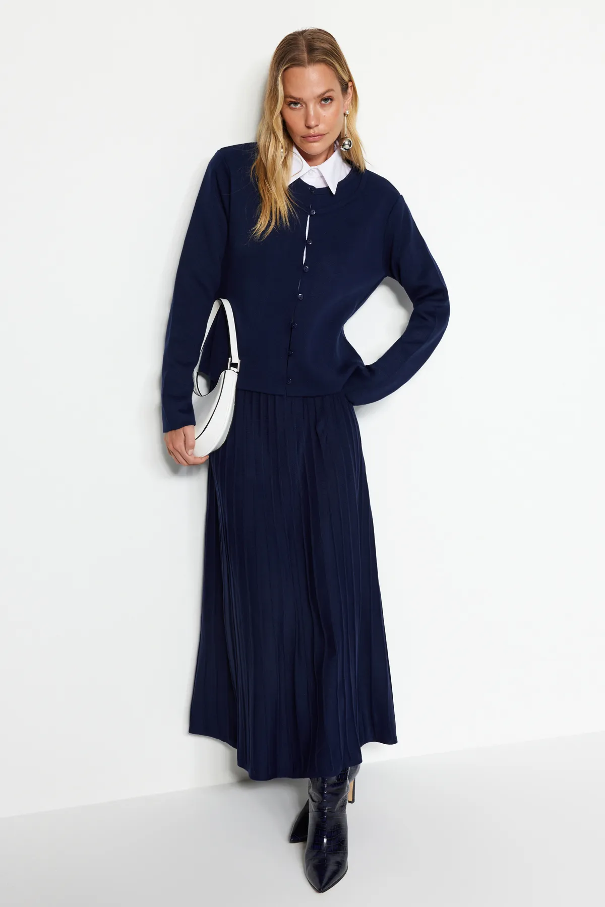 Trendyol Modest  Marineblaues Strickoberteil- und -unterteil-Set mit geknöpftem Cardigan-Rock TCTAW24US00043
