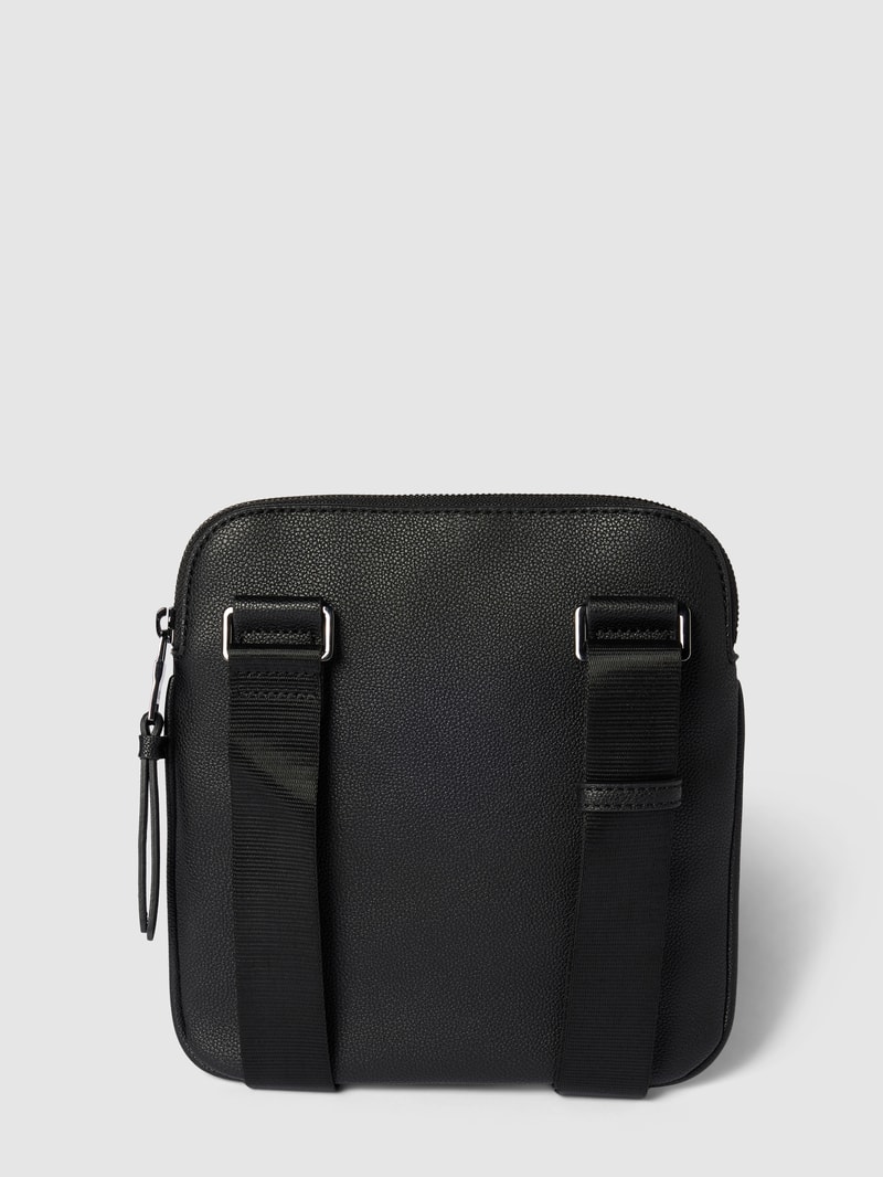 Crossbody Bag in unifarbenem Design mit Label-Detail in schwarz
