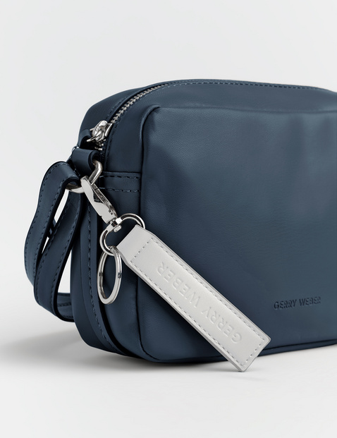Kleine Schultertasche mit dekorativem Anhänger