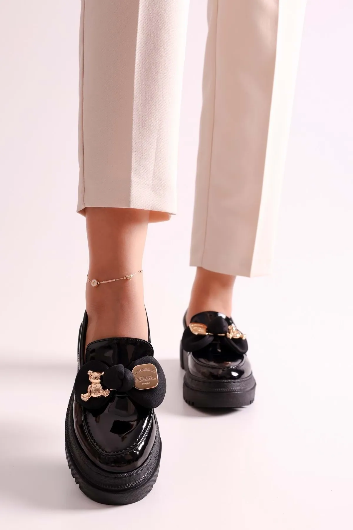 Shoeberry  Damen-Loafer „Astor“ aus schwarzem Lackleder mit Schleife und dicker Sohle, schwarzes Lackleder
