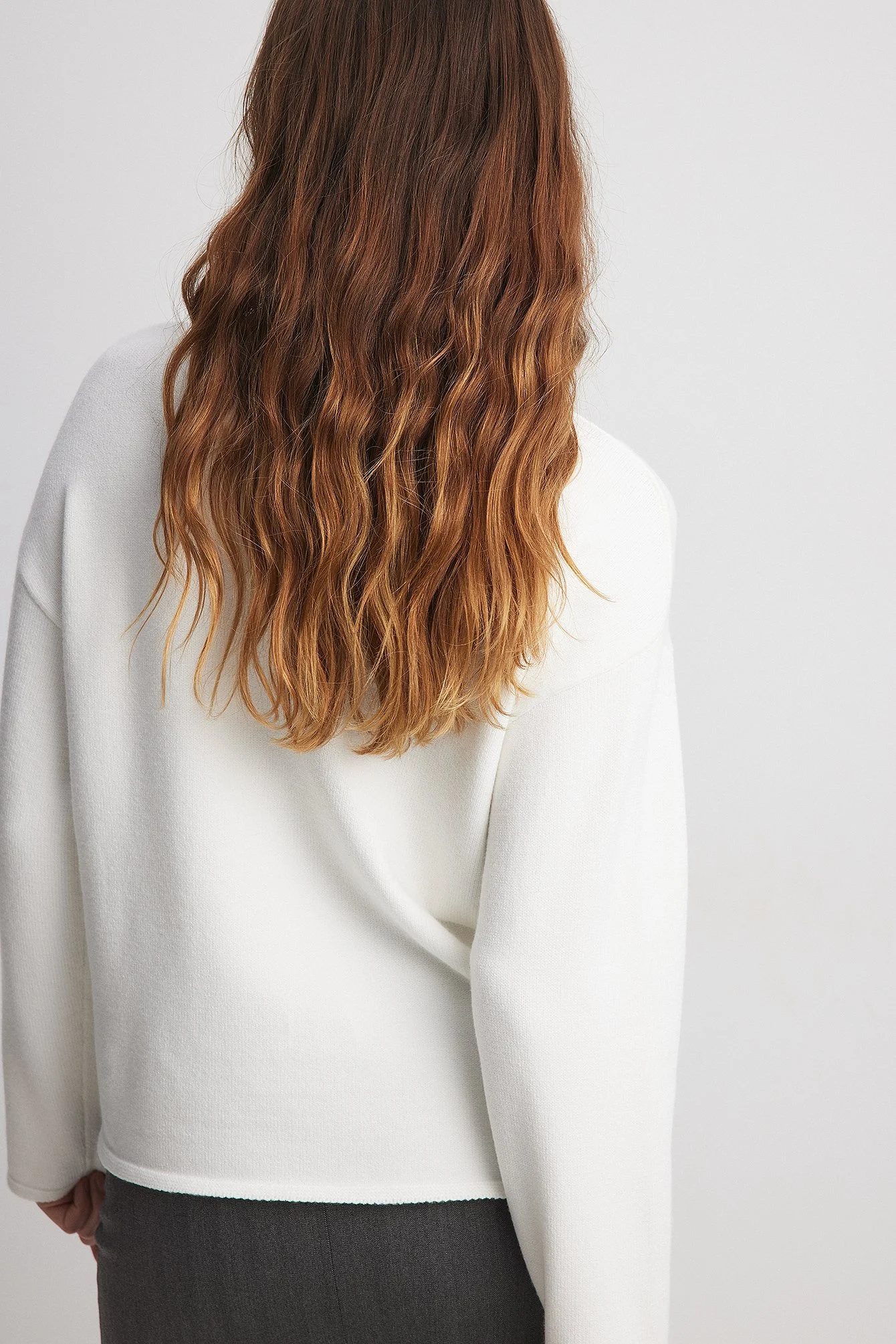 Strickpullover mit hohem Kragen und Kontrastdetails