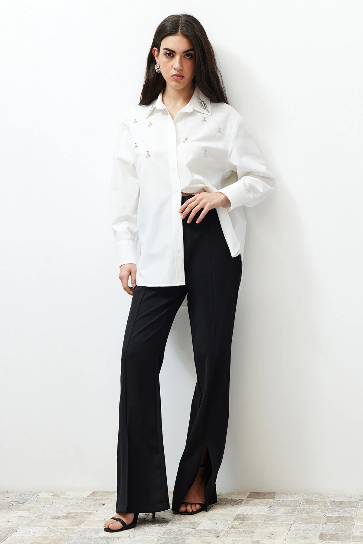 Trendyol Collection  Gewebtes Hemd in Ecru mit Steindetail - Regular Fit TWOSS24GO00069