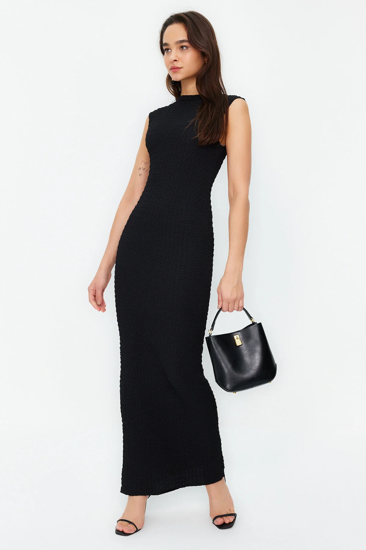 Trendyol Collection  Schwarzes, tailliertes/tailliertes Strick-Midi-Bleistiftkleid mit Mondärmeln aus strukturiertem Stoff TWOSS24EL00103