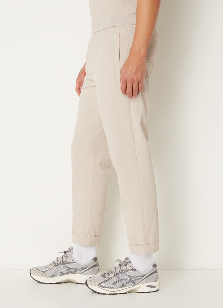 Pantaloni OLAF seersucker, talie medie, croială mulată.