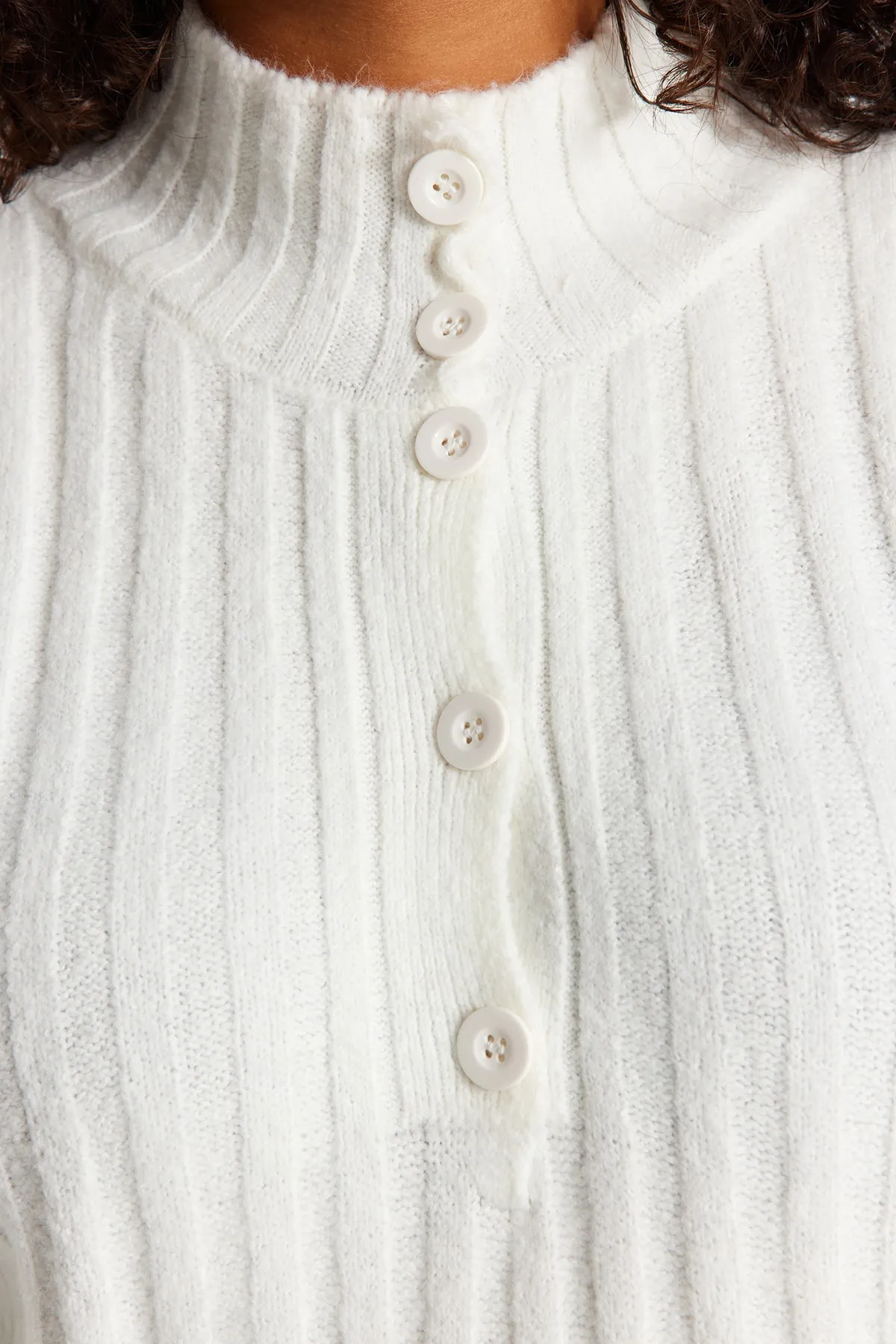 Trendyol Curve  Ecrufarbener Strick-Cardigan mit Knopfverschluss TBBAW24AN00045
