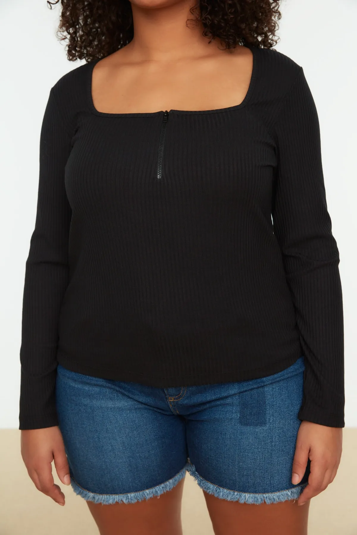Trendyol Curve  Schwarze Strickbluse mit quadratischem Kragen und Reißverschluss TBBSS22AF0027