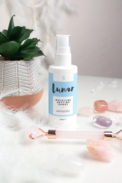 Lunar Glow Moisturising Setting Spray Gesichtsspray