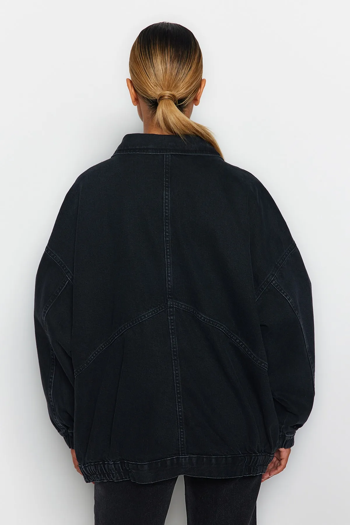 Trendyol Collection  Schwarze Oversize-Jeansjacke mit Taschendetail TWOSS21CE0289