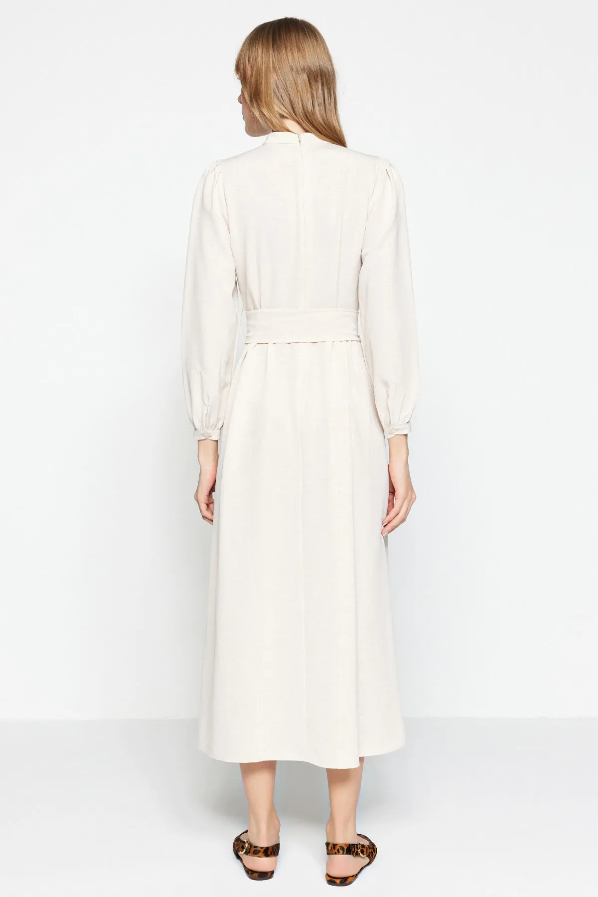 Trendyol Modest  Ecrufarbenes, gewebtes Kleid in Leinenoptik mit Gürtel und Stehkragen TCTSS23EB00018